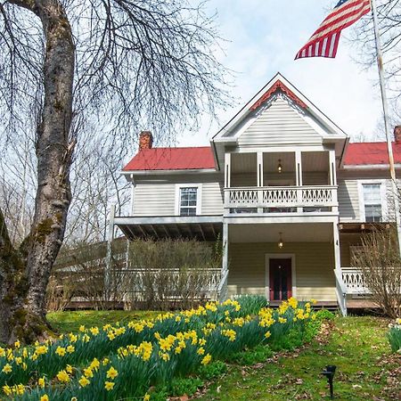 Moore House Inn & Cabins Marlinton Exterior photo