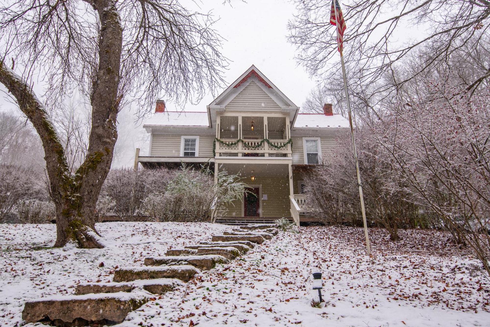 Moore House Inn & Cabins Marlinton Exterior photo