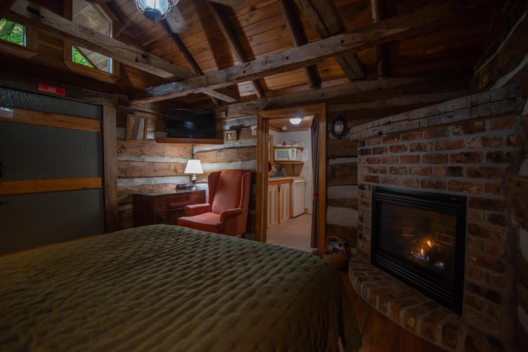 Moore House Inn & Cabins Marlinton Room photo