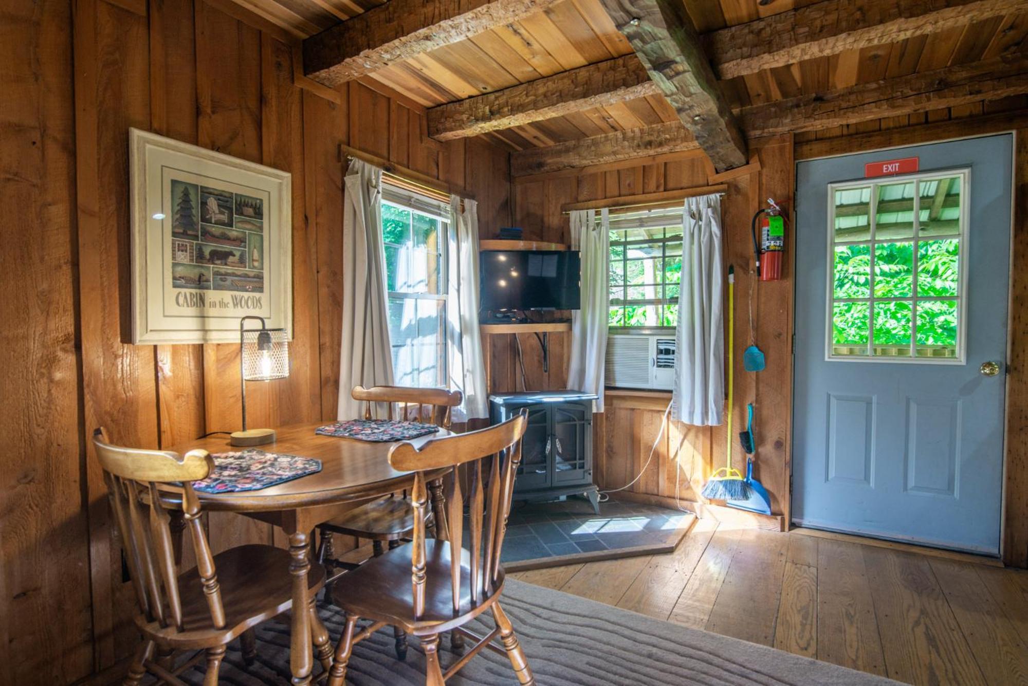 Moore House Inn & Cabins Marlinton Room photo