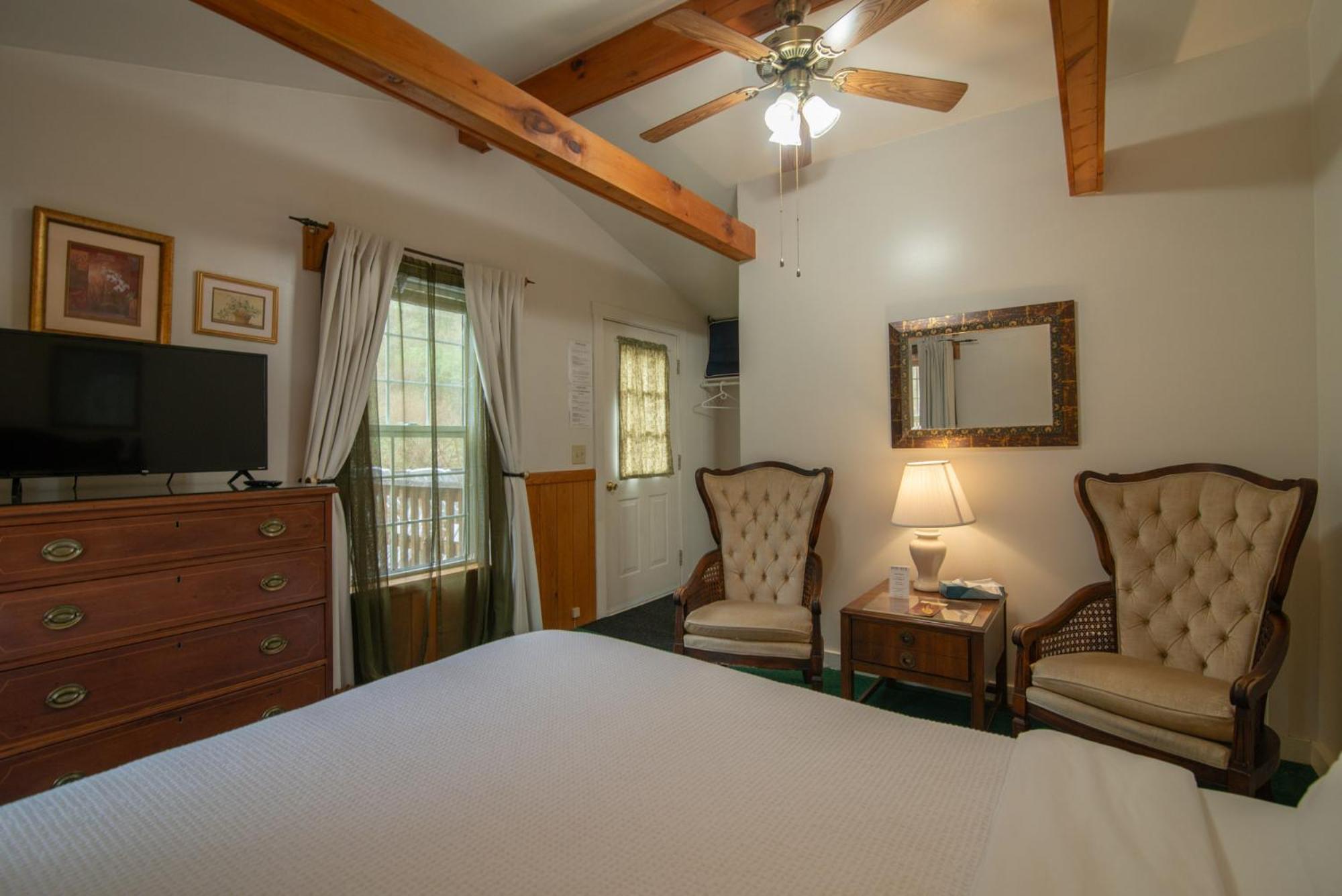 Moore House Inn & Cabins Marlinton Room photo