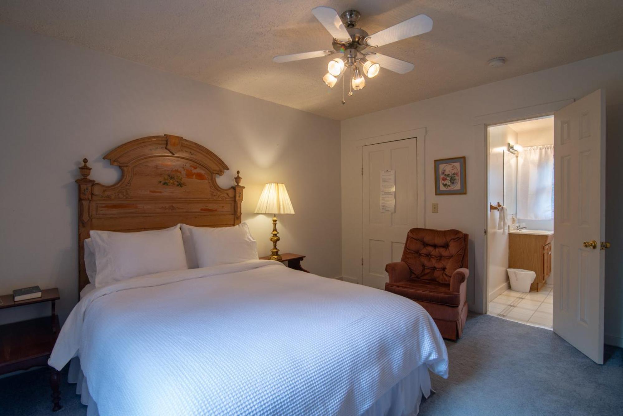 Moore House Inn & Cabins Marlinton Room photo