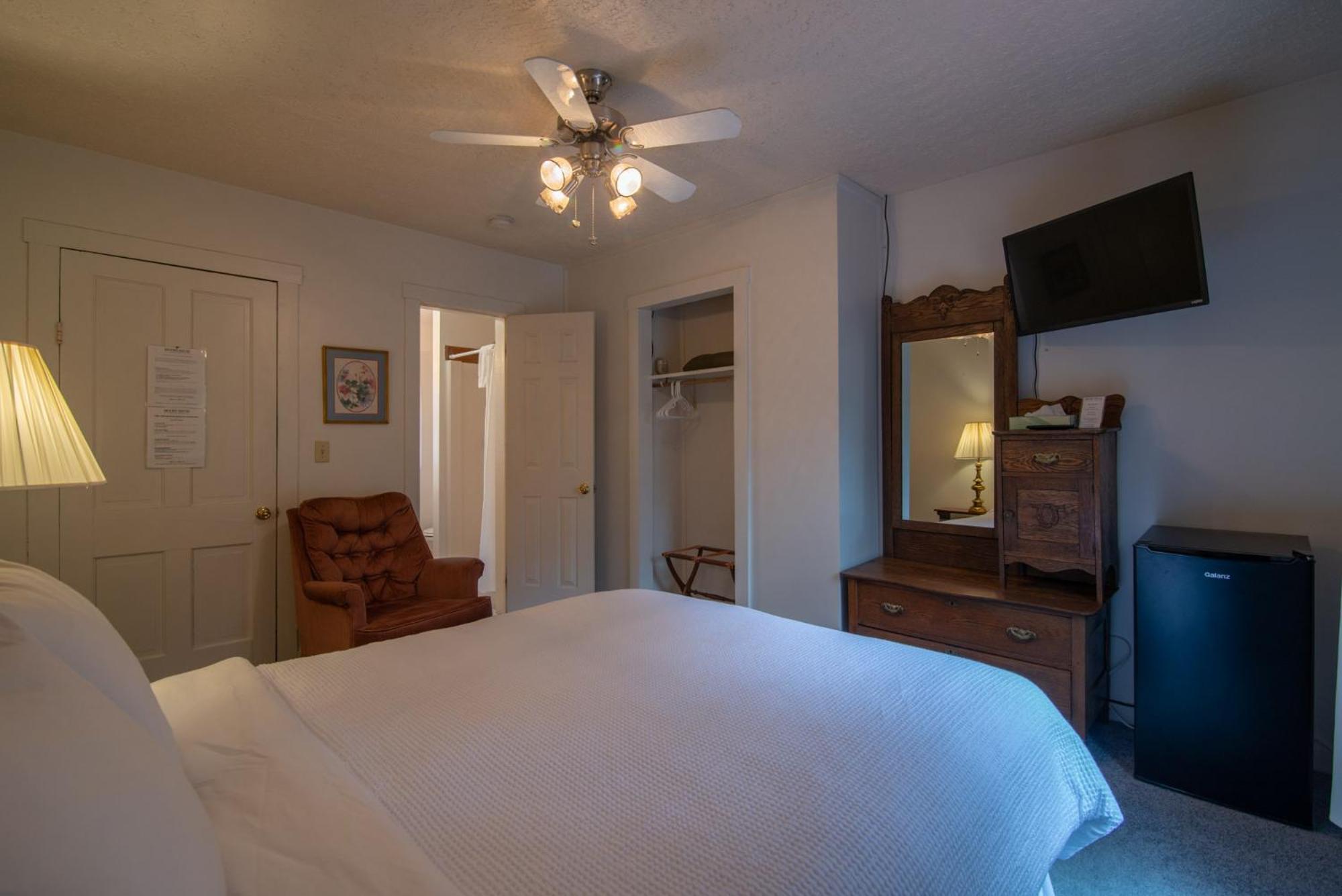 Moore House Inn & Cabins Marlinton Room photo