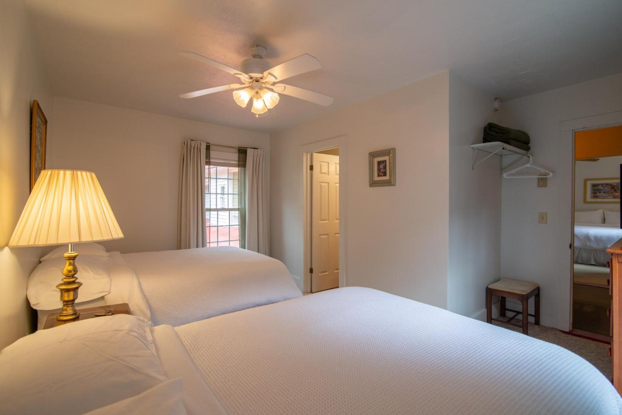 Moore House Inn & Cabins Marlinton Room photo