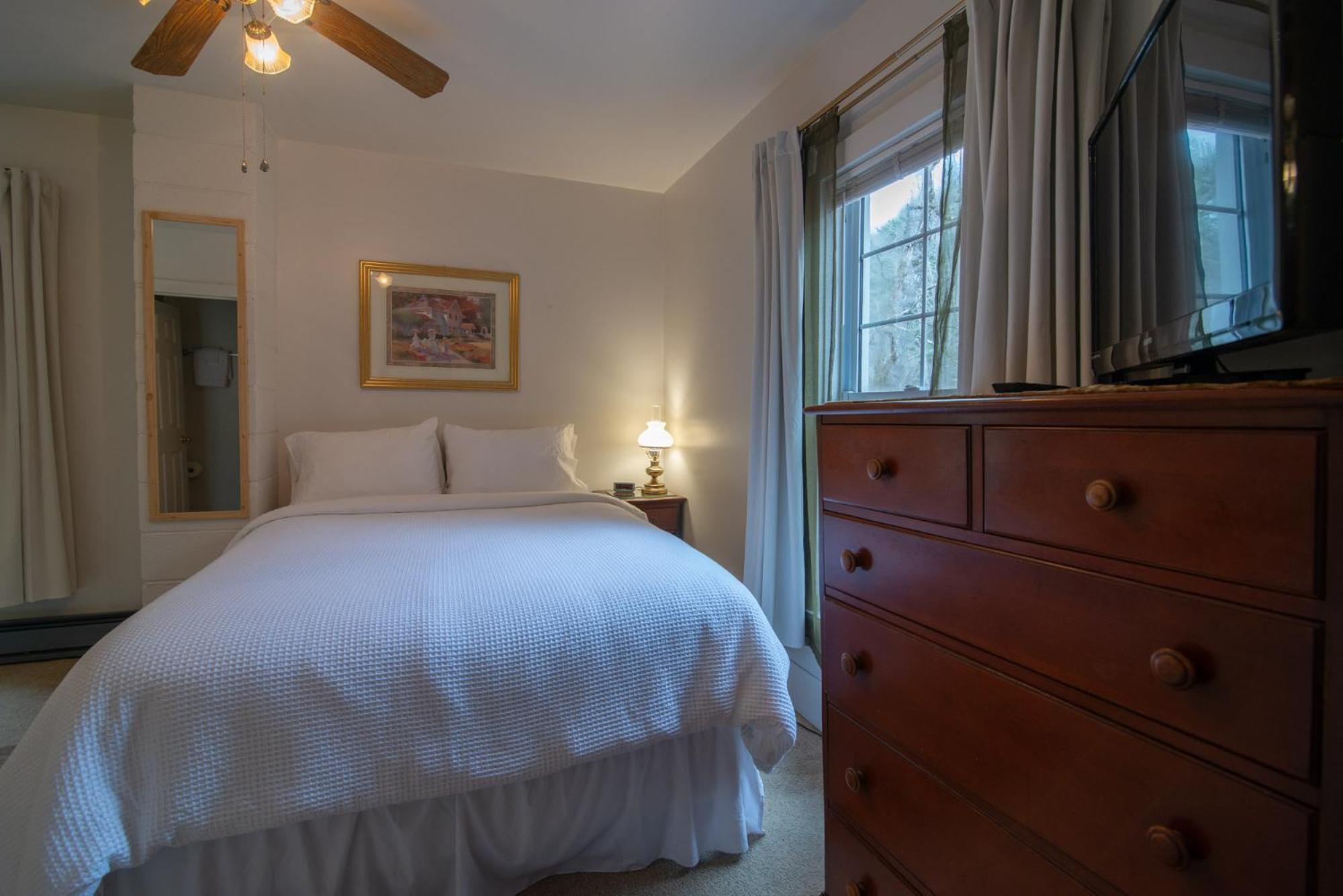 Moore House Inn & Cabins Marlinton Room photo
