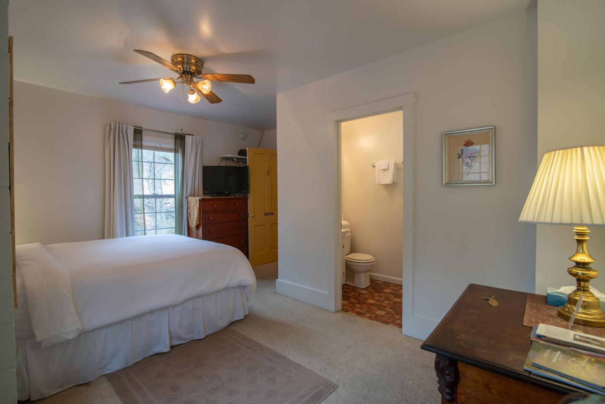 Moore House Inn & Cabins Marlinton Room photo