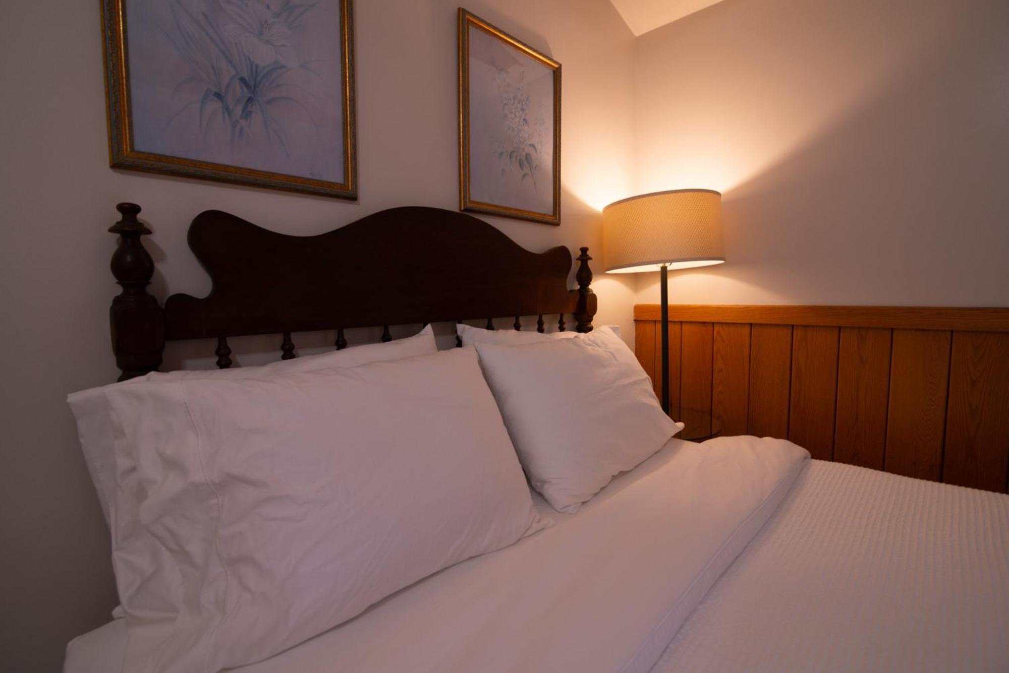 Moore House Inn & Cabins Marlinton Room photo