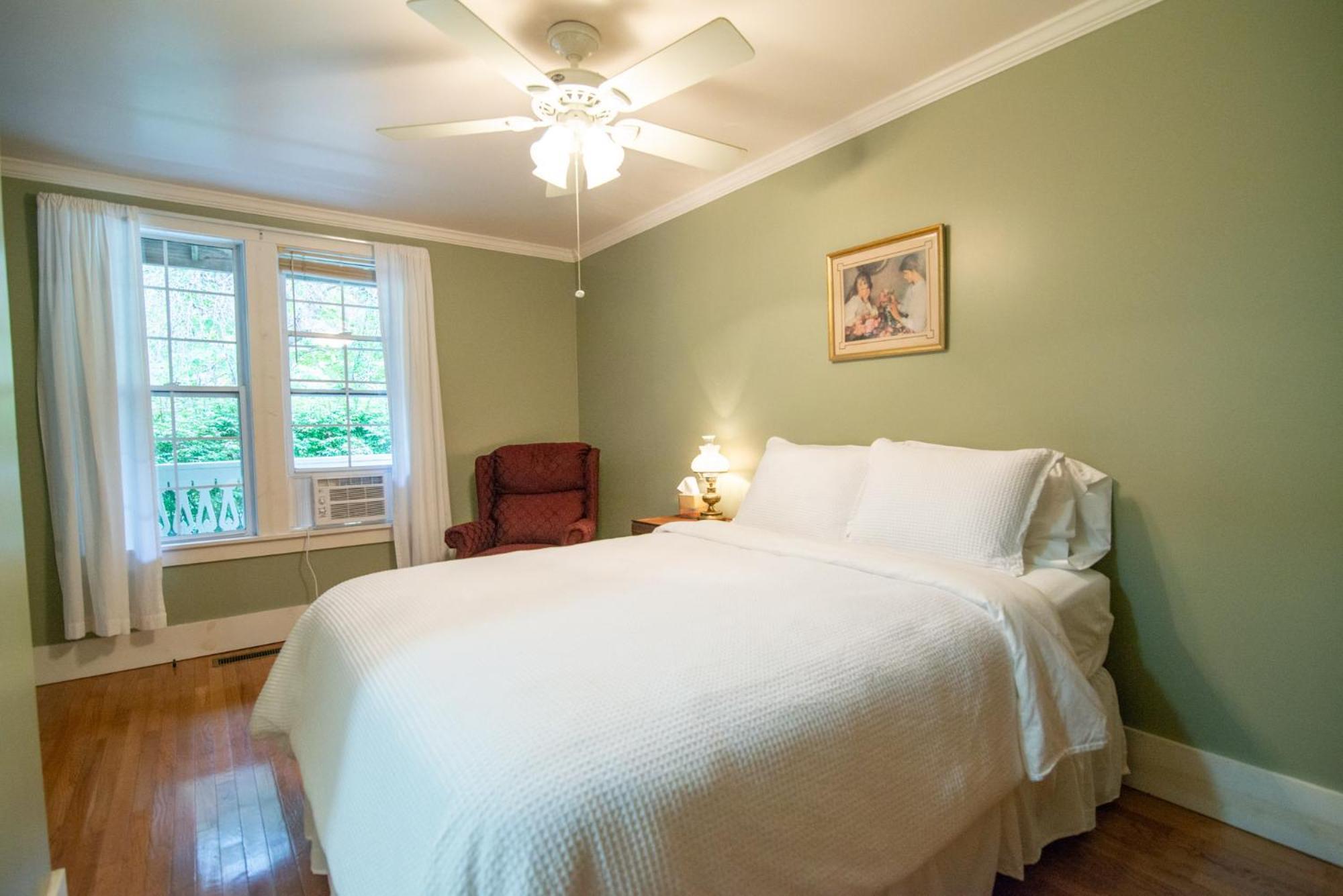 Moore House Inn & Cabins Marlinton Room photo
