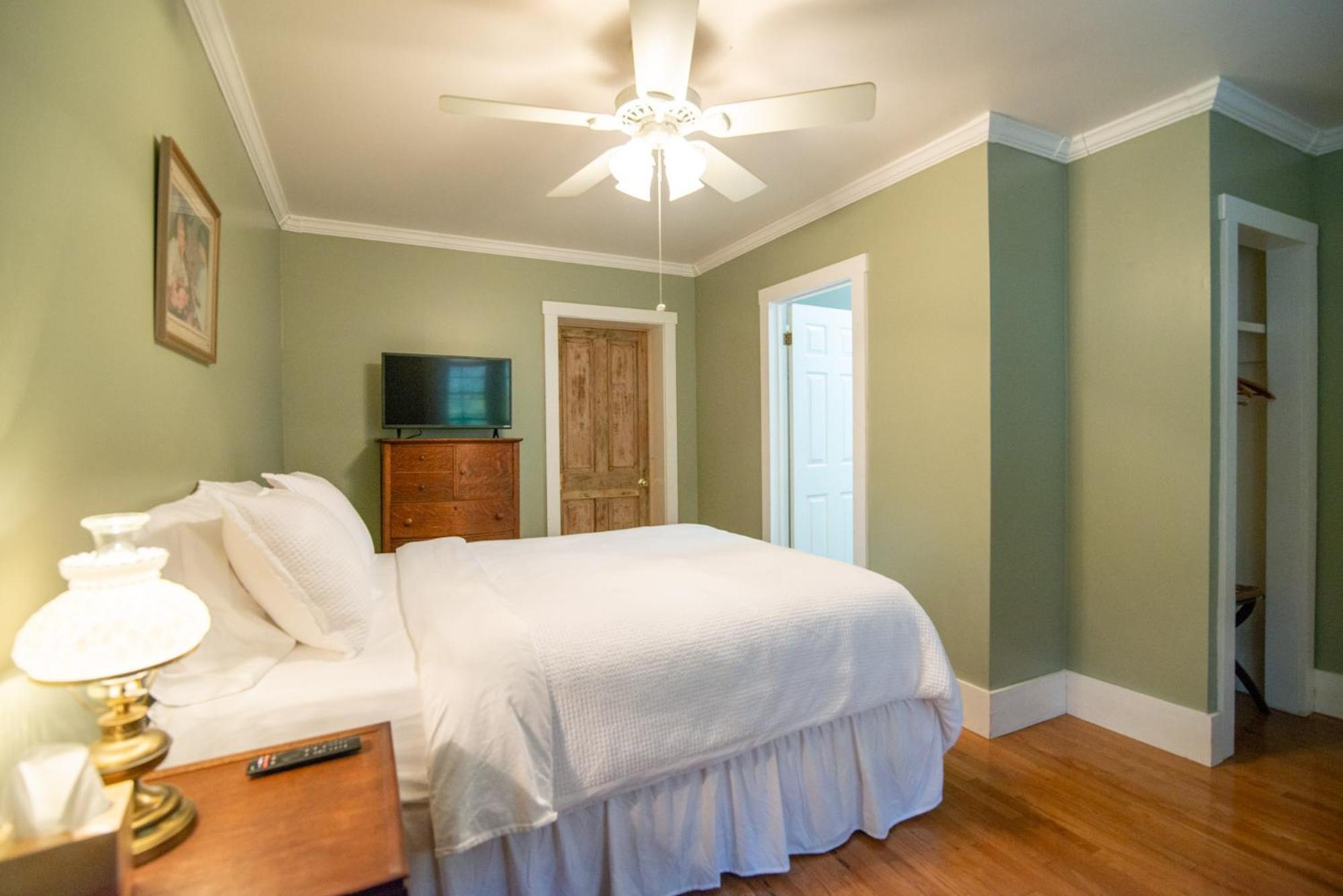 Moore House Inn & Cabins Marlinton Room photo