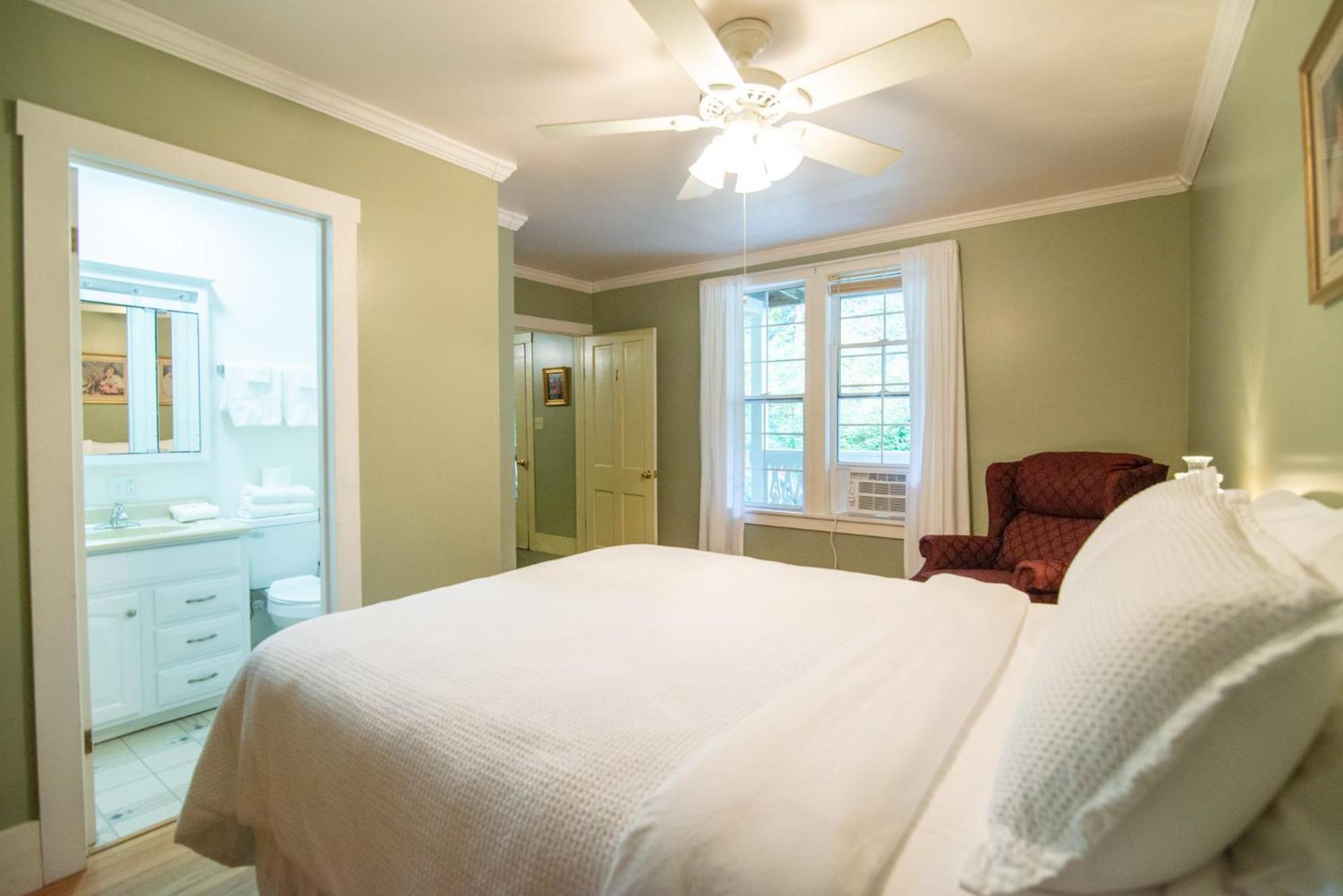 Moore House Inn & Cabins Marlinton Room photo