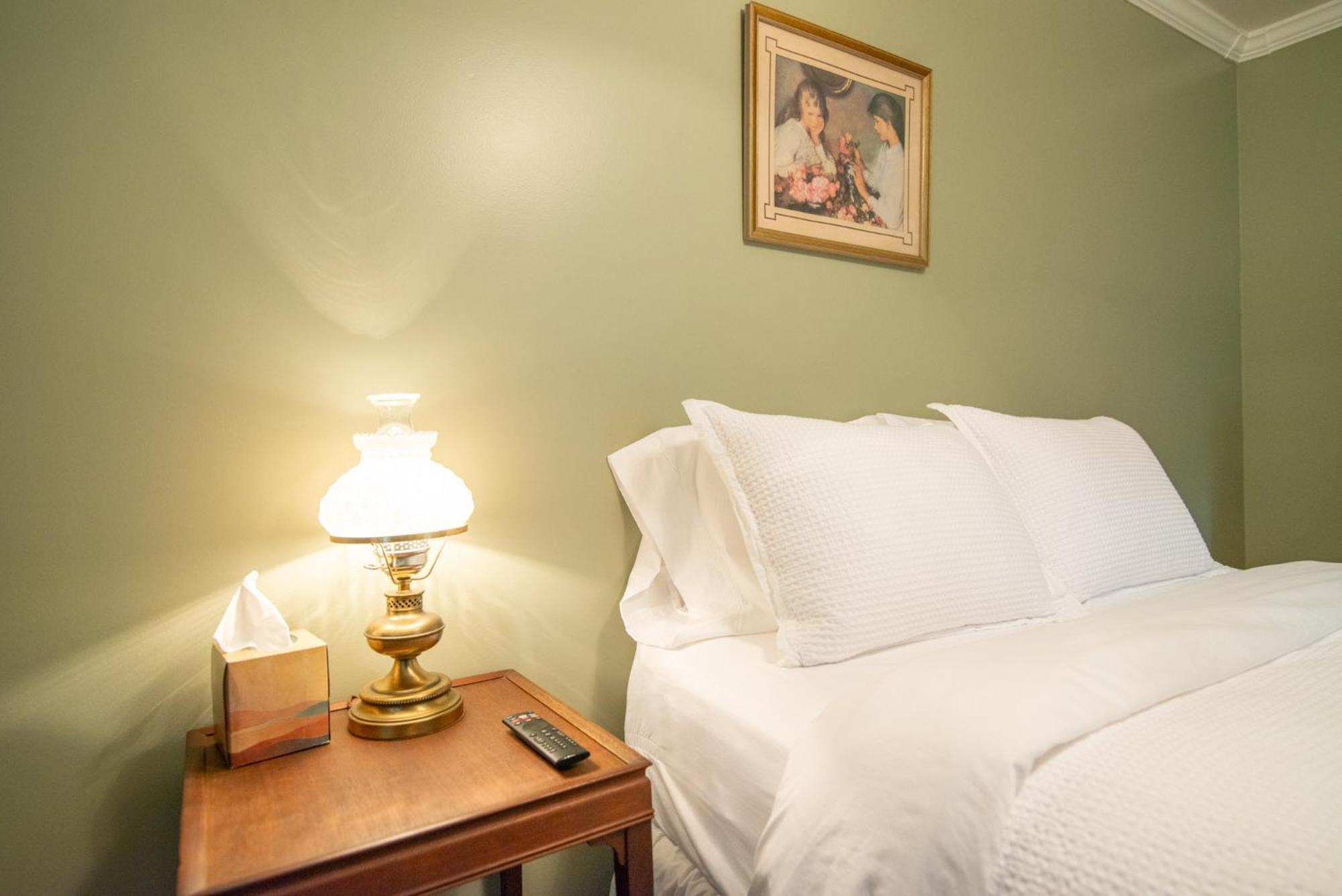Moore House Inn & Cabins Marlinton Room photo